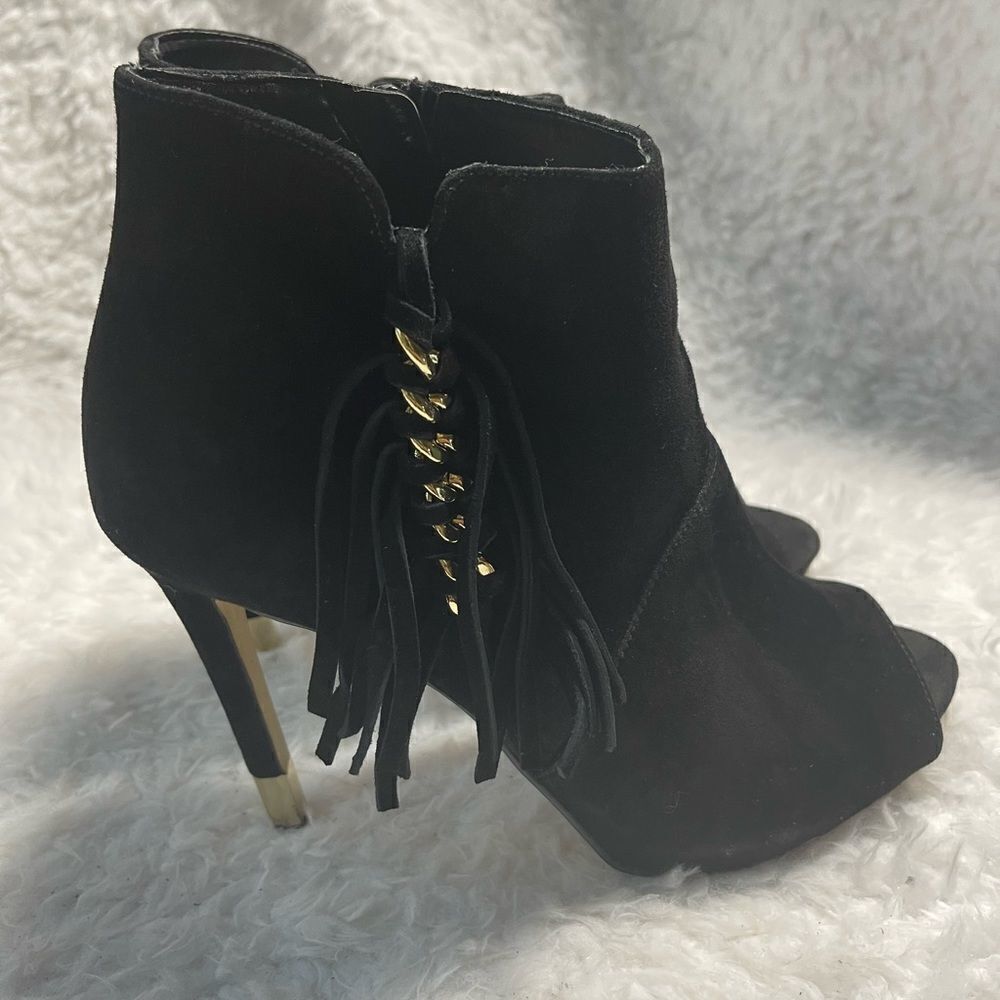 Guess Aziz black suede fringe ankle boots peep toe gold tone accent SZ9.5 - Picture 2 of 10